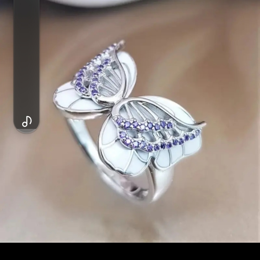 🌟🆕️ Beautiful Silver Colored Butterfly Ring